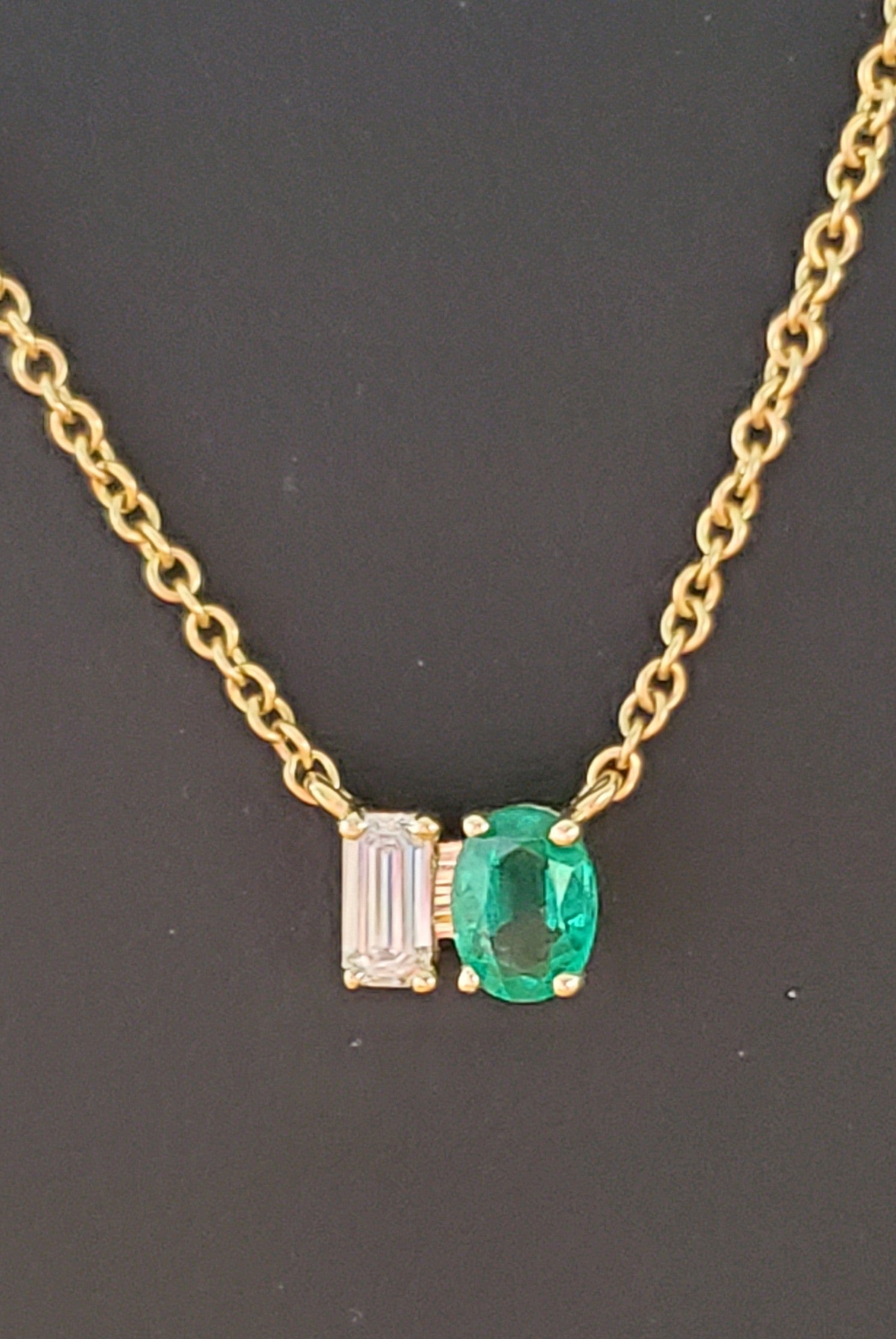 Emerald and diamond necklace 18kt